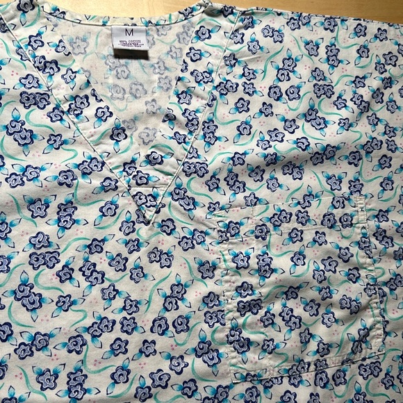 S.C.R.U.B.S. White & Blue Flower Patterned Scrub Top - Picture 2 of 5